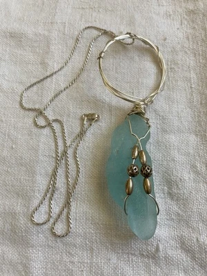 VIDRIO DE MAR AZUL ENVUELTO EN ALAMBRE EN CADENA ITALIA ESTERLINA 22" Foto 1 de 4