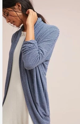 Cárdigan cómodo Sundry para mujer pequeño (1) tejido a rayas azul marino frente abierto estilo cocoon Foto 1 de 4