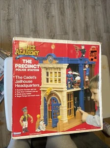 CONJUNTO DE JUEGO DE LA ESTACIÓN DEL RECINTO DE POLICÍA 1989 KENNER Nuevo Caja Sellada Daños - Imagen 1 de 23