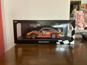 Minichamps Porsche 911 (997)Gt3 Spa 24h 2011 DHL ITALIA 1:18 - Bild 1 von 7