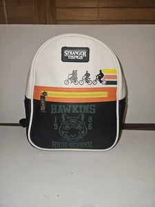 STRANGER THINGS 🔥 Hawkins High School Mini Rucksack Netflix 🔥 - Bild 1 von 10