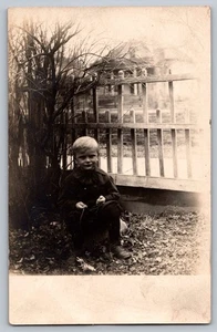 Antica cartolina fotografica reale d'epoca di bambino in bianco e nero #1685 - Foto 1 di 2