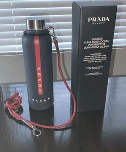 Botella de agua Prada Beauty Luna Rossa con tapa y mango de 16 oz nueva en caja - Imagen 1 de 2