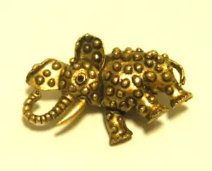 Broche elefante texturizado tono dorado de colección 1 1/2" x 1" - Imagen 1 de 2