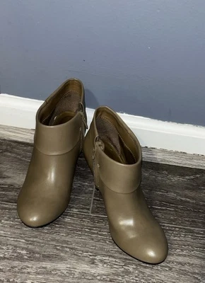 Botín Mujer East 5th Peter Pan Cuello Tobillo Cono Tacón Cremallera Lateral Taupe 7 1/2M Foto 1 de 4