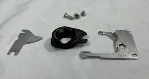 Macchina da cucire Singer Graduate 935 - custodia bobina - supporto gruppo coperchio navetta - Foto 1 di 17