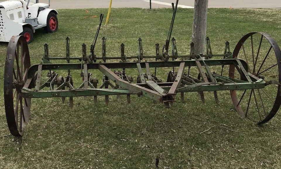 ANTIGUO CULTIVADOR ARADO EXCAVADORA DE 17 VÁSTAGOS JOHN DEERE USADO DE COLECCIÓN  Foto 1 de 4