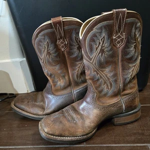 Ariat Gr. 8D braune Westernstiefel aus rauem Leder mit blau/weißen Nähten - Bild 1 von 6