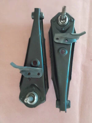 Ford Falcon 1960-61, Comet, Ranchero DOS brazos de control inferiores con tope de brazo de dirección Foto 1 de 4