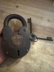 Wells Fargo Vorhängeschloss Schmied Büchsenmacher Schloss Schlüssel Set Lot Patina Sammler 2+ Pfund - Bild 1 von 11