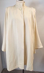 Woman's Vintage Cream Colored Cape/Wrap/Poncho 100% Merino Wool - Picture 1 of 9