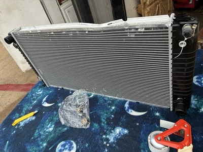 Radiador Spectra Premium CU2043 para modelos seleccionados de Chevrolet GMC 96-02 Foto 1 de 4