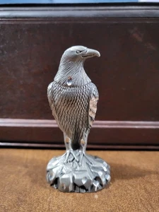 "Mini estatua de águila calva peltre cortador 1986 vintage arte escritorio decoración EE. UU. 3""" - Imagen 1 de 8