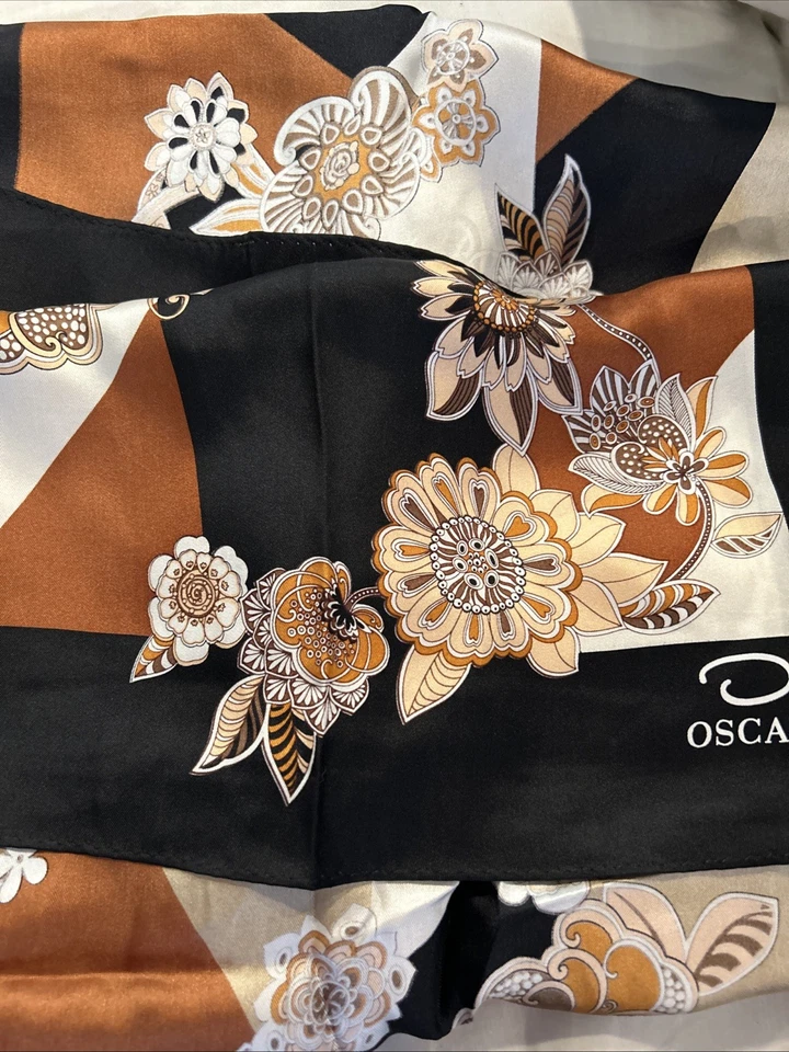 Bufanda de seda con estampado floral de Oscar Foto 1 de 2