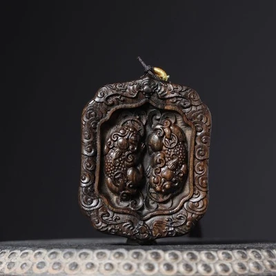 Colgante doble pixiu de palo de rosa de Papúa tallada en madera natural amuleto hecho a mano vintage Foto 1 de 4