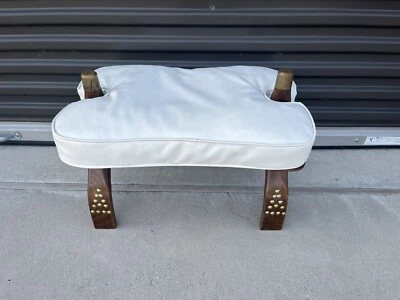 Taburete de sillín vintage camel banco detalles de latón tapas asiento blanco pirámides de Egipto Foto 1 de 4