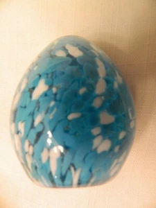BONITO PISAPAPELES EN FORMA DE HUEVO DE VIDRIO AZUL Y BLANCO AQUA - Imagen 1 de 3