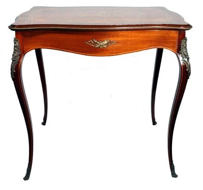 Mesa de salón de marquetería estilo Luis XV francés con incrustaciones Burl, Kingwood, palo de rosa Foto 1 de 4