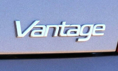 Aston Martin V8/V12 Vantage Heck 'Vantage' Abzeichen - Chrom - Bild 1 von 4
