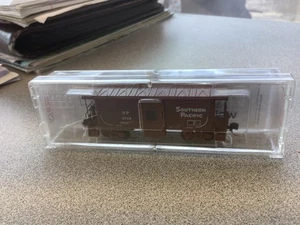 MICRO TRAINS N- SCALE SP4759 SOUTHERN PACIFIC BAY WINDOW CABOOSE!!! - Picture 1 of 2