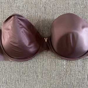 Sujetador sin tirantes Victoria's Secret 38D púrpura malva satinado con aros sin show trasero - Imagen 1 de 8