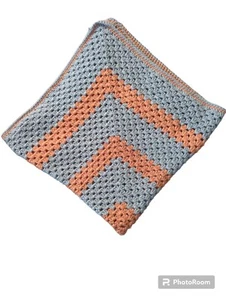 Handgefertigte gehäkelte Babydecke 83 cm x 83 cm orange und blau - Bild 1 von 3