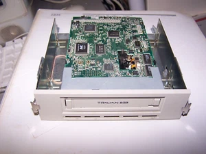 Unidad de respaldo en cinta Travan de 8 GB modelo RD-8000 - Imagen 1 de 3