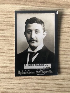 T. Summasgill - Leeds - OGDENS GUINEA GOLDS-FOOTBALLERS BASE M 1899 - Picture 1 of 2