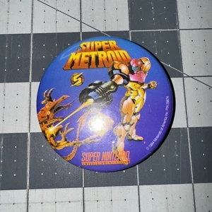 1994 Promo Button Super Metroid Nintendo Exclusive Super NES 2,5" Button - Bild 1 von 2