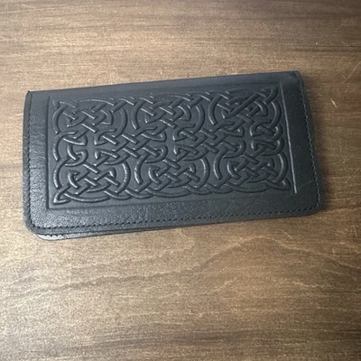 Cubierta de chequera Oberon Designs nudo celta negra con solapa divisor de cheques de cuero Foto 1 de 4