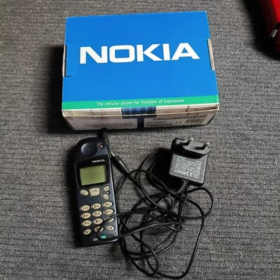 Telefono cellulare Nokia 5110 vintage con scatola e caricabbatteria - Immagine 1 di 4