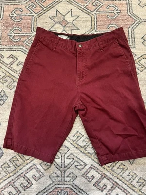 Pantalones Cortos Chinos Volcom Para Hombre 30 Borgoña Bolsillos Cortados Frente Plano Clásicos Exterior Foto 1 de 4