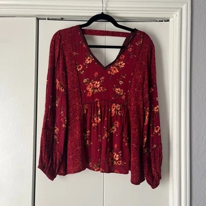 Blusa Top Maurice's Estampado Floral Manga Larga Cuello en V Roja Mediana - Imagen 1 de 5