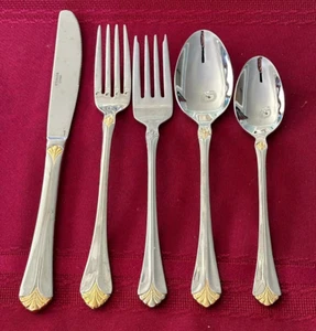 Cubiertos de acero inoxidable con toalla ORO SANTA BARBARA 5 PIEZAS COMO NUEVOS - Imagen 1 de 3