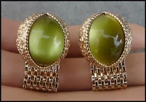 Vintage Cuff Links Gold Tone Mesh Wrap Green Lucite Opalescent Setting Cufflinks - Picture 1 of 6