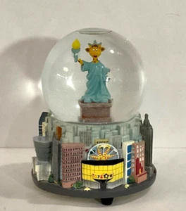 VTG Toys “R” Us New York City Times Square Musical Snow Globe Plays NY NY Tune - Picture 1 of 11