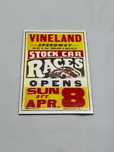 Vintage Kühlschrankmagnet des Vineland Speedway Socke Auto Rennen Poster - Bild 1 von 4