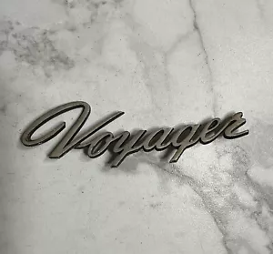 1990's Plymouth Voyage Script Emblem Badge - Foto 1 di 4