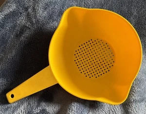Vintage Tupperware 1 Quart Collaner Colino 1200-10 Giallo - con Manico - Foto 1 di 7