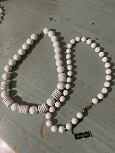 2 COLLANE DONNA BIANCO PERLE LUCITE GENUINE 100% Necklace NEW - Foto 1 di 4