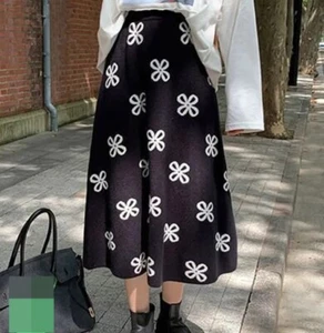 Black White Urban Street Chic Arty Flower Ladies Fine Knit Funky Skirt 10 12 - Picture 1 of 18