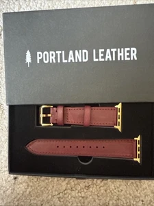 Portland Leather Garnet Apple Watch Band - Photo 1 sur 6