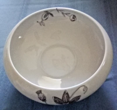 Crate & Barrel 8 3/4英寸圆形凯米蔬菜碗 — 第 1/4 张图片