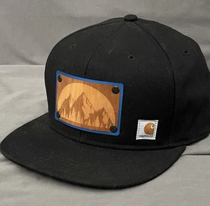 Cappello Carhartt Adulti Snapback Nero Tesa Piatta Berretto Logo Montagna Toppa Legno - Foto 1 di 8