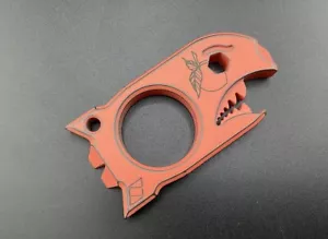 Notorious EDC Exclusive Big Poppa Peach 'Lit In The Pit '24' EDC Opener 1/10 - Foto 1 di 6