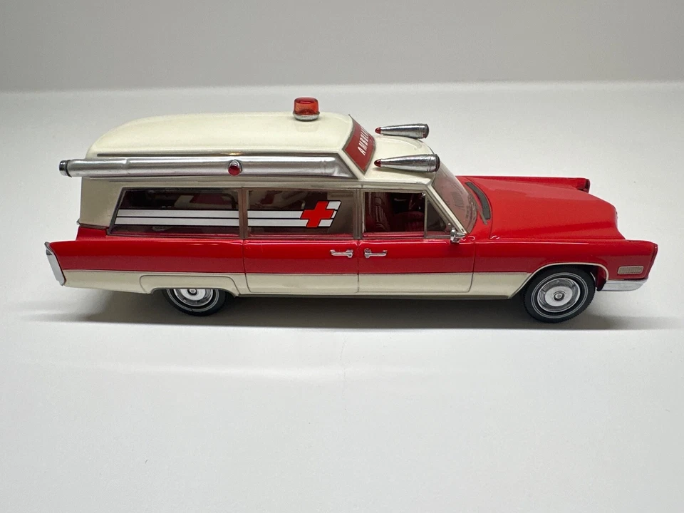 NEO MODELS Cadillac S&S Ambulance 1966 1:43 - Image 1 of 4