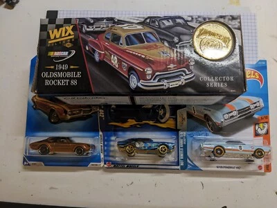 Lote de 4 coches fundidos a presión Oldsmobile. 1:25 ERTL 1949 Rocket 88, 3 Hot Wheels 442 Foto 1 de 4