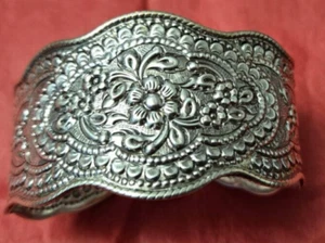 Bracciale Thailandia Argento Sterling 925 Repousse Floreale Largo 25 Grammi - Foto 1 di 13