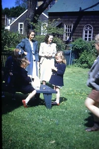 #B 35mm slide - Vintage - Collectibles - Photo - house cute girl women table - Picture 1 of 1