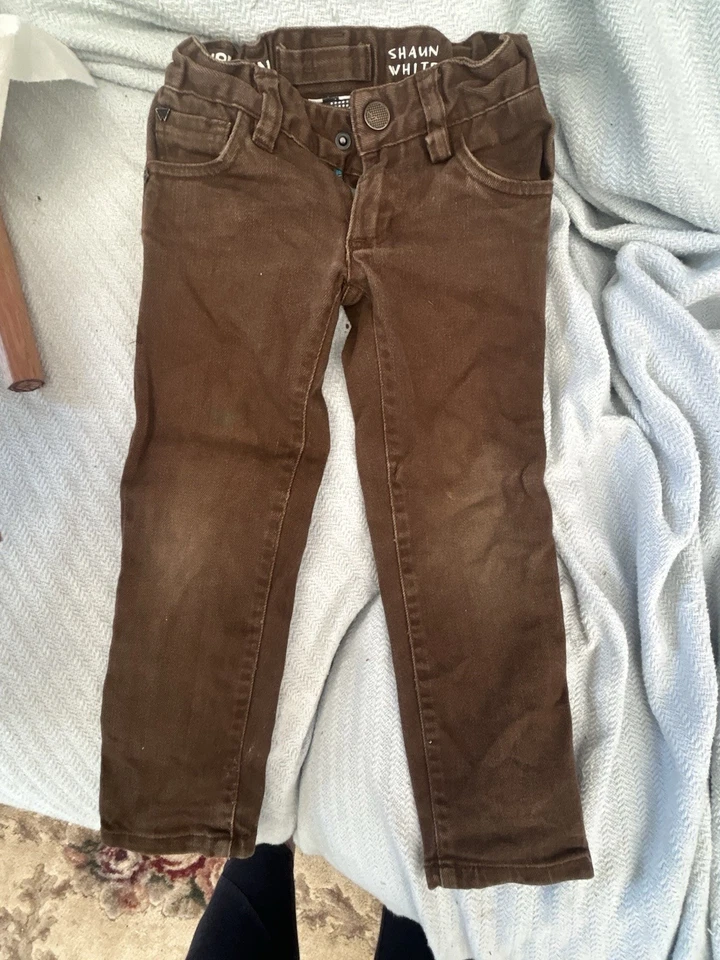 Pantalones de mezclilla ajustados Shaun blancos marrones para niños talla 4, con cintura ajustable - ligeramente usados Foto 1 de 4